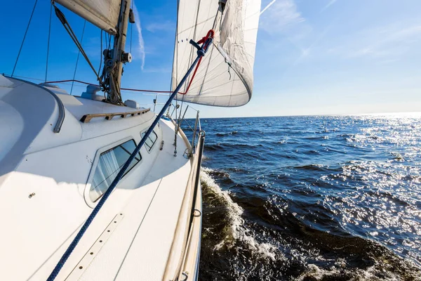 Iate Branco Navegando Mar Báltico Aberto Dia Ensolarado Claro Uma — Fotografia de Stock