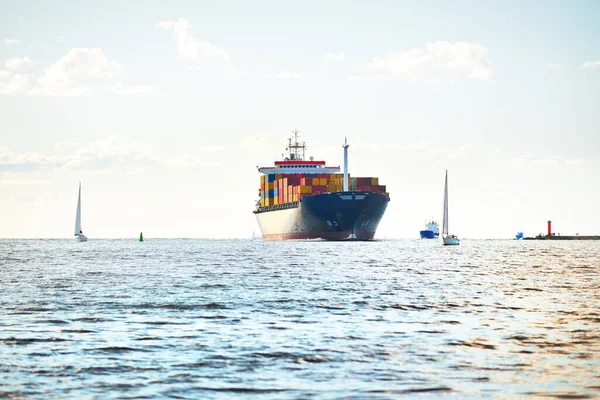 Großes Containerschiff Nahaufnahme Ostsee Lettland — Stockfoto