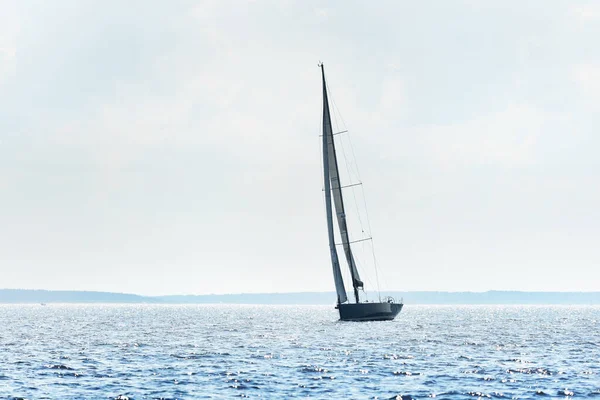 在晴朗的日子里 滑行的帆船艇驶进了 桅杆和帆的近景 里加湾 波罗的海 Atvia — 图库照片