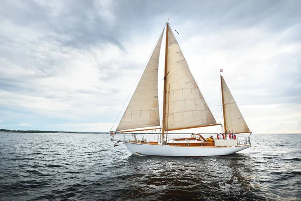 ビンテージ木製の2つのマストヨット Yawl 晴れた日にオープン海を航海します 波と白い雲 — ストック写真