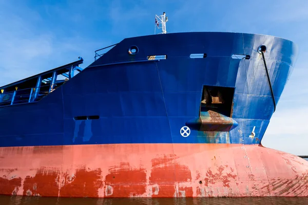 晴れた日に港の大きな青い貨物船 ヨットからの眺め ラトビアのサウクラシュティ — ストック写真