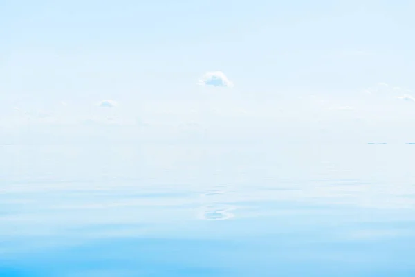 在晴朗的阳光明媚的日子里 西班牙的地中海景色令人叹为观止 蓝天白云倒映在水面上 — 图库照片