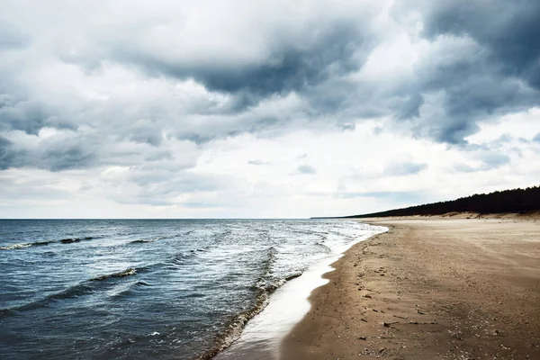 Stormmoln Ovanför Östersjöns Sandstrand Våren Dramatisk Himmel Vågor Och Vattenstänk — Stockfoto