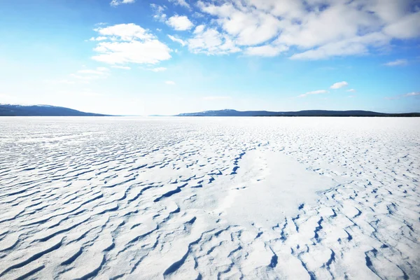 Vista Panorâmica Lago Congelado Montanhas Cobertas Neve Floresta Coníferas Fundo — Fotografia de Stock