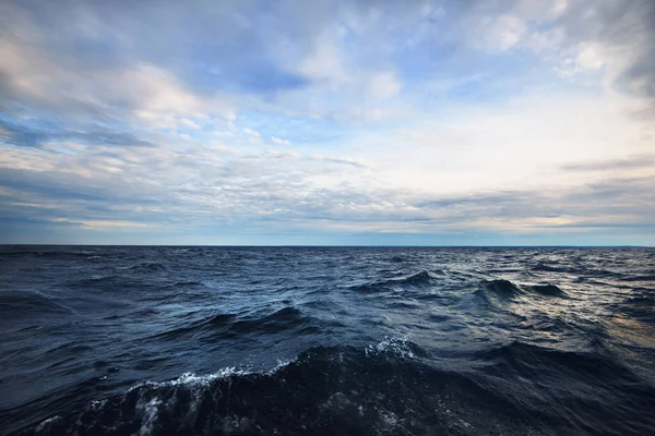 バルト海の上に青い空が広がります 劇的な輝く雲 フィンランドのハンコ半島 暗い海の風景 気候変動 — ストック写真
