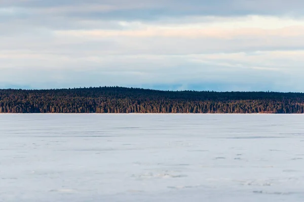 Winterlandschaft Blick Auf Den Zugefrorenen Schneebedeckten See Bei Sonnenuntergang Wald — Stockfoto