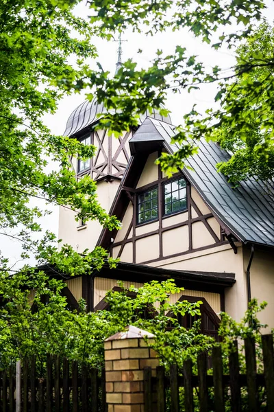 Krásný Starý Dům Mezi Zelenými Stromy Detailní Záběr Německo — Stock fotografie