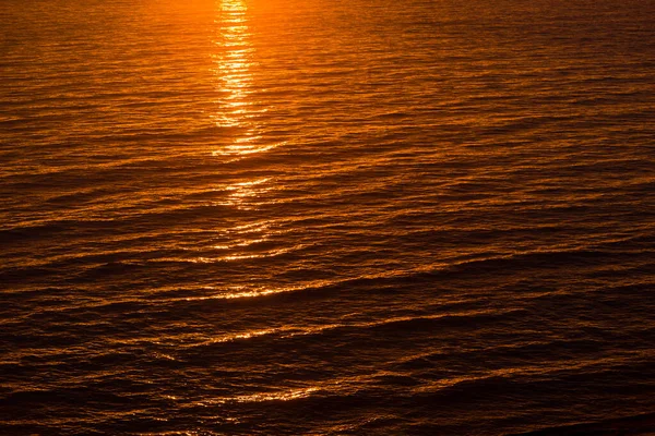 Gyllene Kväll Solljus Reflekteras Det Mörka Vattnet Textur Närbild Sommarsolnedgången — Stockfoto