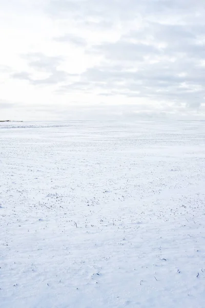 Vista Panorámica Del Campo Cubierto Nieve Vacío Atardecer Nubes Nocturnas — Foto de Stock