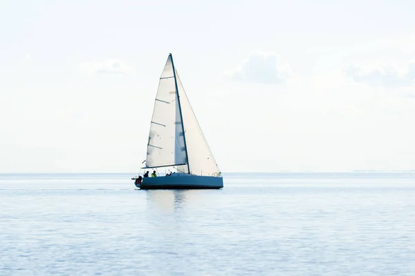 Balandra Blanca Aparejado Yate Moderno Navegando Mar Mediterráneo Día Soleado —  Fotos de Stock