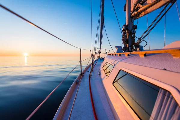 Água Calma Iate Branco Navegar Pôr Sol Uma Vista Convés — Fotografia de Stock