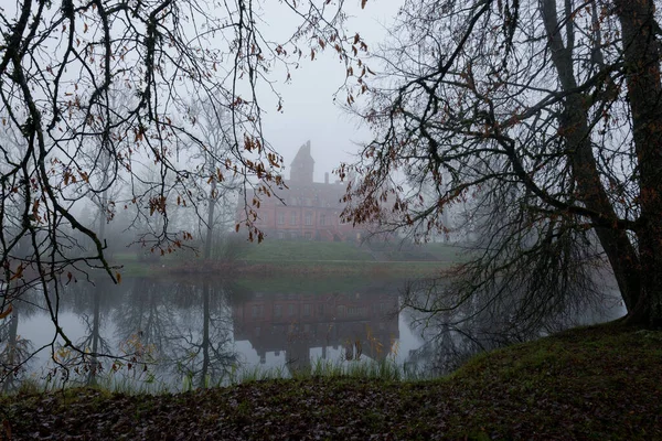 乡村风景 城堡和一个小池塘的景色 后面是森林 Jaunmoku Pils 拉脱维亚 — 图库照片