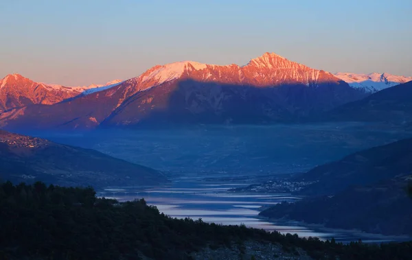 Panorámás Kilátás Nyílik Hegyi Lac Serre Poncon Francia Alpokban Naplementekor — Stock Fotó