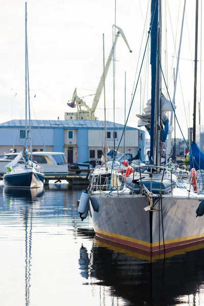 Blå Slupen Riggad Yacht Förtöjd Till Pir Klar Sommardag Närbild — Stockfoto