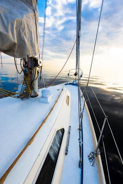 Yacht Bianco Che Naviga Acque Calme Tramonto Una Vista Dal — Foto Stock