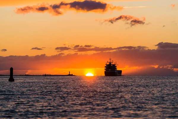 Günbatımında Baltık Denizi 'nde kargo gemisi. Letonya