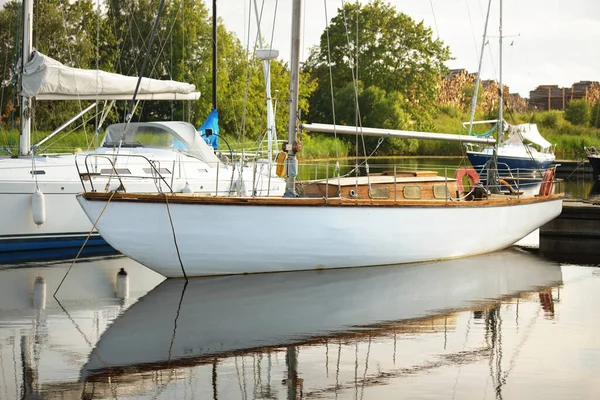 Yacht Bois Blanc Amarré Une Jetée Par Une Belle Journée — Photo