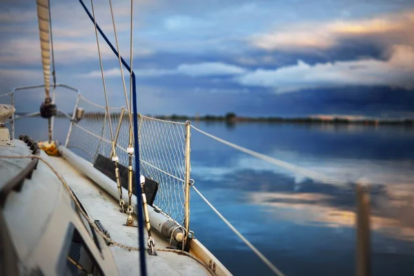 White Yacht Sailing Sunset View Deck Bow Dramatic Sky Glowing — Stock Photo, Image