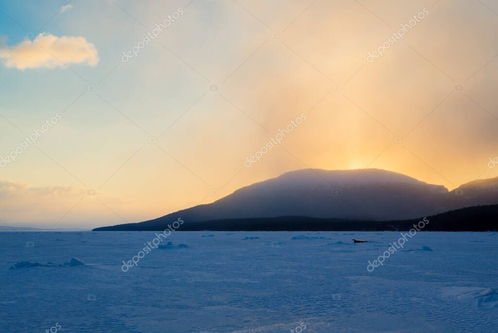 Bahía de Kandalaksha después de una ventisca al atardecer. Nubes