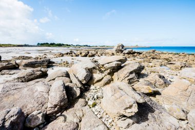 Plouguerneau, Brittany, Fransa 'daki Rocky okyanus kıyısı.