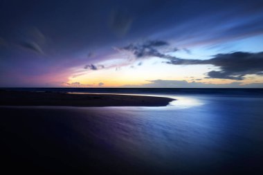 Danimarka, Baltık Denizi 'nin üzerindeki çarpıcı günbatımı gökyüzü. Fırtına dalgaları ve renkli bulutlar. Uzun pozlama