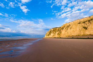 Cap Blanc Nez 'in beyaz tebeşirli uçurumu, Fransa kıyılarında Dover Dümeni' nde (Pas de Calais) gün batımında, dramatik akşam gökyüzü boyunca
