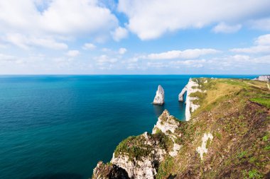 Etretat beyaz kayalıklarının havadan görünüşü. Açık mavi gökyüzü. Normandiya, Fransa