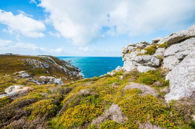 Fransa, Brittany 'deki Pointe de Toulinguet' de bir okyanus gölü manzarası