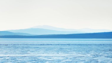 Kandalaksha Körfezi kıyılarının havadan görünüşü, Kola Yarımadası 'nın dağları ve ormanları. Kış manzarası. Beyaz Deniz, Kutup Dairesi, Karelya, Rusya