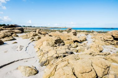 Plouguerneau, Brittany, Fransa 'daki Rocky okyanus kıyısı.