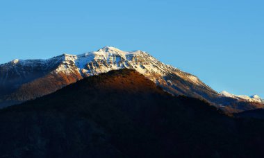 Güneşli bir kış gününde dağ zirveleri. Açık mavi gökyüzü. Fransız Alpleri, Ecrins Massif, Fransa. Idyllic manzara. Doğa, mevsimler, kış, kayak, Noel tatilleri. Panoramik görünüm