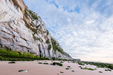 Günbatımında Dover Boğazı 'ndaki (Pas de Calais) Fransa kıyılarının manzarası