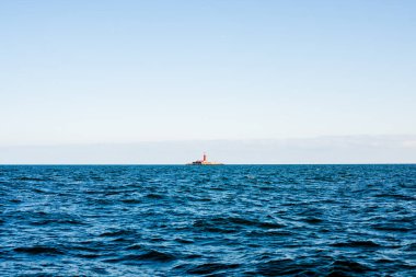 Güneşli bir günde Kuzey Denizi 'nde büyük bir kargo gemisi. Norveç