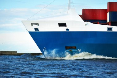 Büyük konteynır gemisi, Baltık Denizi, Letonya