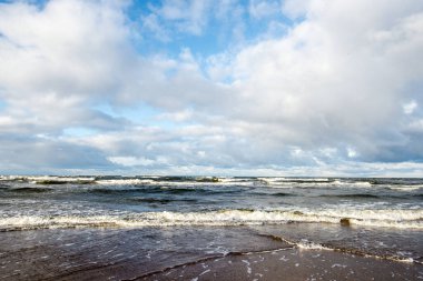 Kuzey denizi üzerinde soğuk fırtınalı dalgalar ve bulutlar, Hollanda