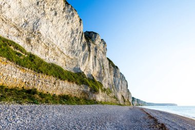 Normandiya, Fransa 'daki Etretat beyaz kayalıklarının manzarası