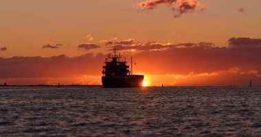 Günbatımında Baltık Denizi 'nde kargo gemisi. Letonya