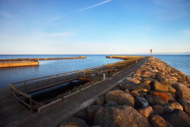 Gün batımında Rocky sahili. Akşam bulutları. Baltık Denizi, Ruhnu Adası, Estonya