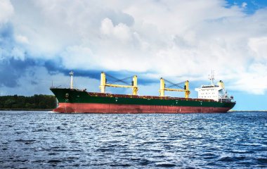 Baltık denizinde giden bir kargo gemisi.