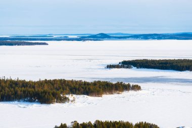 Kandalaksha Körfezi kıyılarının panoramik hava manzarası, Kola Yarımadası 'nın dağları ve ormanları. Kış manzarası. Beyaz Deniz, Kutup Dairesi, Karelya, Rusya