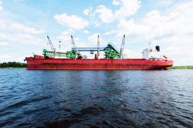 Büyük kırmızı yük vinci gemisi, yakın plan. Riga Limanı, Letonya