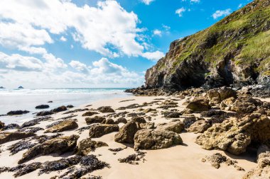 Fransa, Brittany 'deki Pointe de Toulinguet' de bir okyanus gölü manzarası
