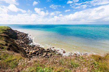 İngiliz Kanalı 'nın kayalık sahili ve uçurumlarının havadan görüntüsü. Gök mavisi su, açık mavi gökyüzü. Kaptan Gris Nez, Pas-de-Calais, Fransa