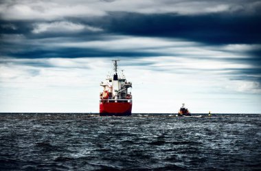 General kargo gemisi fırtınadan önce açık denizde römorkörün yanında. Klaipeda, Litvanya