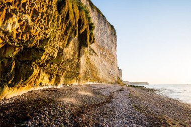 Normandiya, Fransa 'daki Etretat beyaz kayalıklarının manzarası