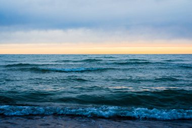 Renkli yaz günbatımı. Dalgalar ve bulutlar. Britanya, Fransa