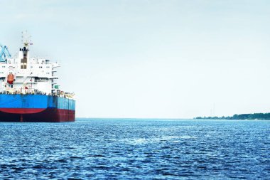 Büyük bir kargo gemisi ve iskele vinçleri. Baltık Denizi, Letonya