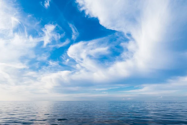 Impresionante Paisaje Nublado Cielo Tormenta Azul Oscuro Sobre Mar Báltico — Foto de Stock