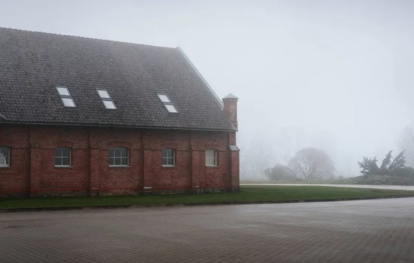 Morning Fog Country Landscape Old Red Brick House Close Forest — Stock Photo, Image