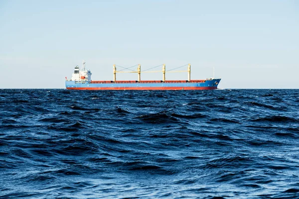 Grand Cargo Avec Grues Naviguant Pleine Mer Par Temps Clair — Photo